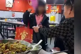 凌晨3点街头卖气球的小女孩，看标题已泪目，真假都让人难受！图片