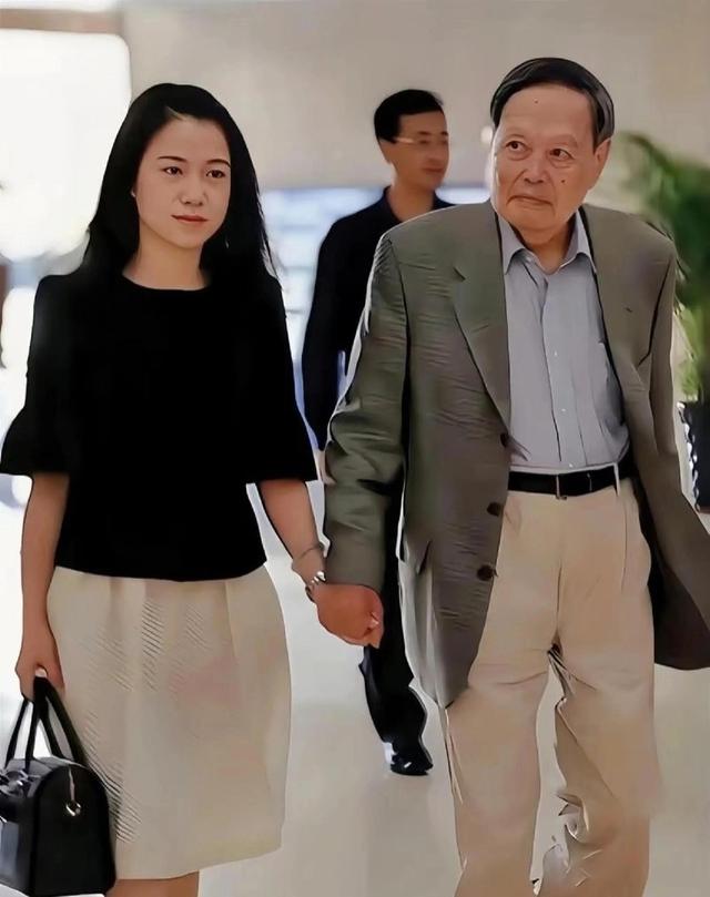 翁帆送别杨振宁，她比杨家人更伤心	，她的肌肤白皙依然年轻