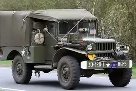 美制道奇T214军用越野车俗称中吉普，是大卡车与小吉普之间过渡车图片