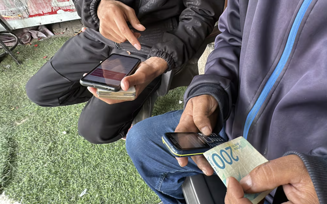 加沙的“战时经济”：有存款也取不出来，黑市换现金“最高给50%手续费”