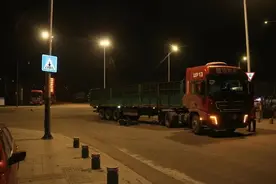 内蒙古一电动车驾驶人遭货车碾压头部 命悬一线全靠这个“护身符”！图片