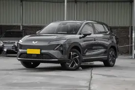 顶配12.98万，前排可放平，空间没得挑，带你看五菱星光S图片