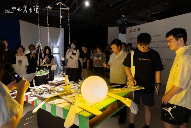 中心美术馆两场展览，开启技术时代的情感与未来叙事