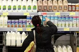 你买的根本不是纯牛奶！包装盒上要是没有这三个数字，千万别买！图片