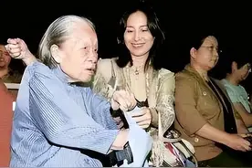 赌王家的保姆:何超琼有晶姐，超盈有珍姐，超莲保姆照顾她二十年图片