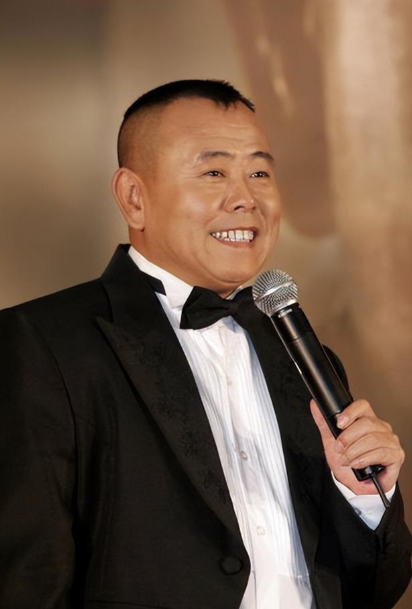 全家移民真相大白2年，享正师级待遇的潘长江，已走上另一条大道