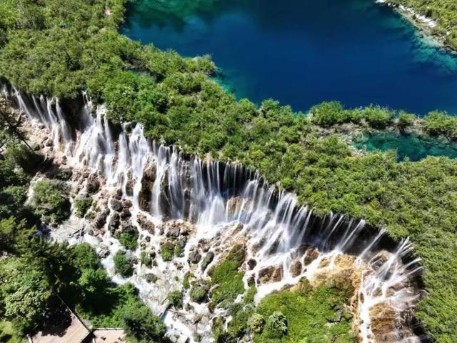 绿染山海，瀑溅七彩，九寨沟八月诗意漫云端