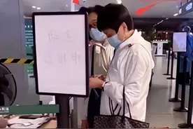 赌王没了，三太和四太处成闺蜜！不再热衷打扮，活出自我了图片