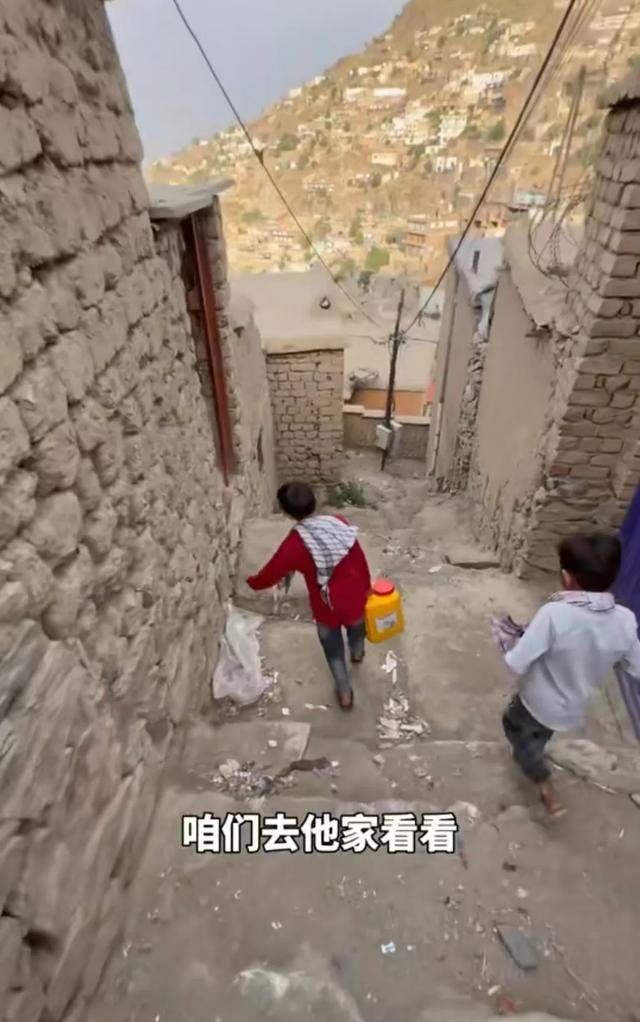 真实阿富汗:女人禁止工作、10岁男孩擦鞋日赚10元、搞文艺犯法