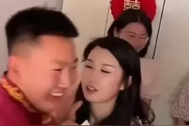 婚礼现场伴郎当众亲吻伴娘，其神情一脸陶醉网友表示：入戏了！图片