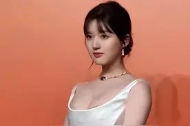 肩带崩断、裙底露底裤，15位女星红毯“大泄春光”，太尴尬了图片