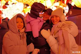 韩庚晒三代同堂全家福贺新年，混血女儿罕露正脸，翘鼻子好漂亮图片