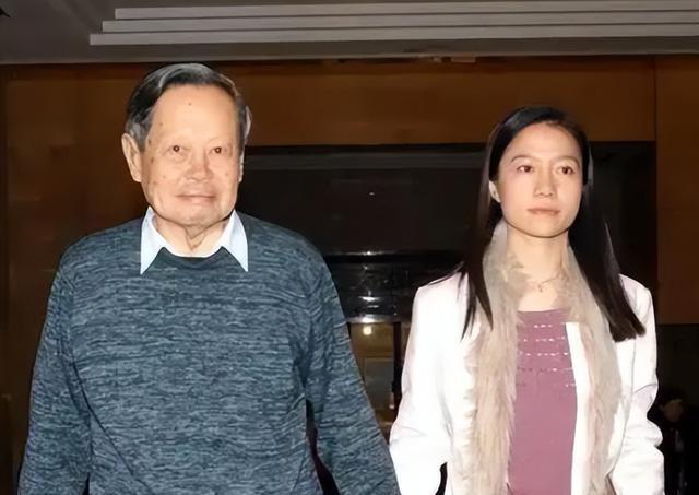 杨振宁去世后，翁帆再发文，49岁无子女的她，早已被安排好了后路