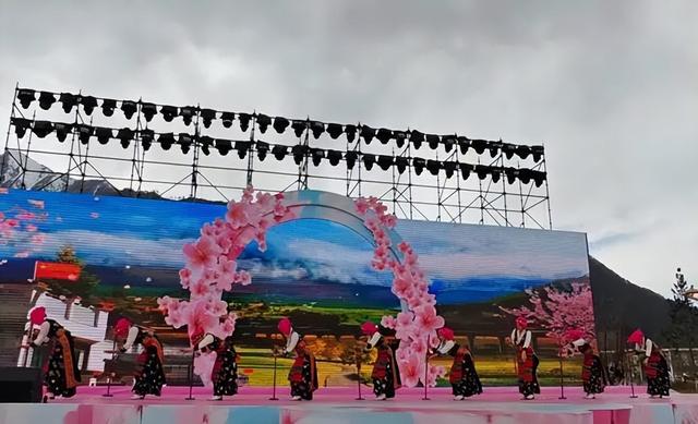 “桃花笑春风，文化映朗县！”这场演出太醉人