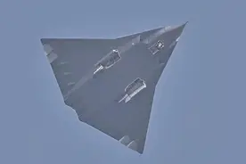 中国六代机是否胜过西方？面对媒体记者提问，解放军中将笑很开心图片