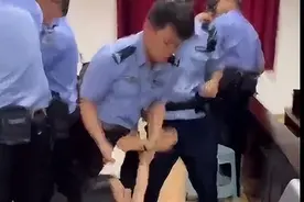 女律师开庭时遭遇法警暴力执法？贵阳市云岩区法院：不清楚图片