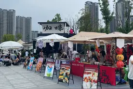 演唱会外兴起“氛围感经济”：扎堆摆摊 时薪上百图片