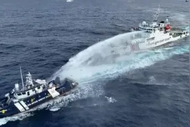 我海警船启动水炮，瞄准菲舰导航天线猛喷，菲政府提出外交抗议图片