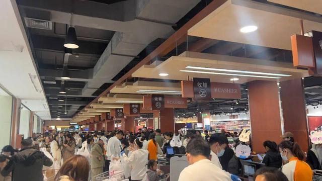 第一次去胖东来，发现跟网上说的不一样，恨不得马上结账走人