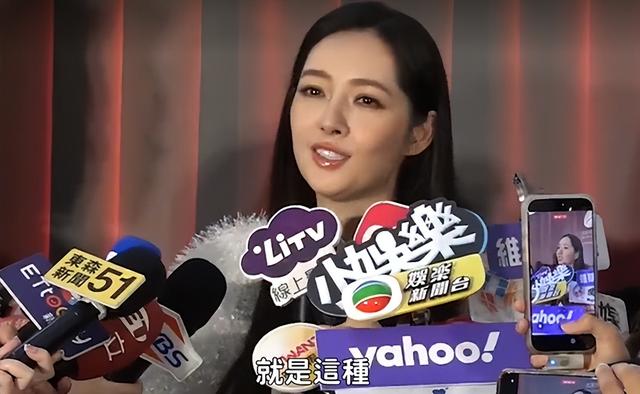 香港街头偶遇郭碧婷向佐，两人恩爱同框，向佐正常穿衣变清爽帅气