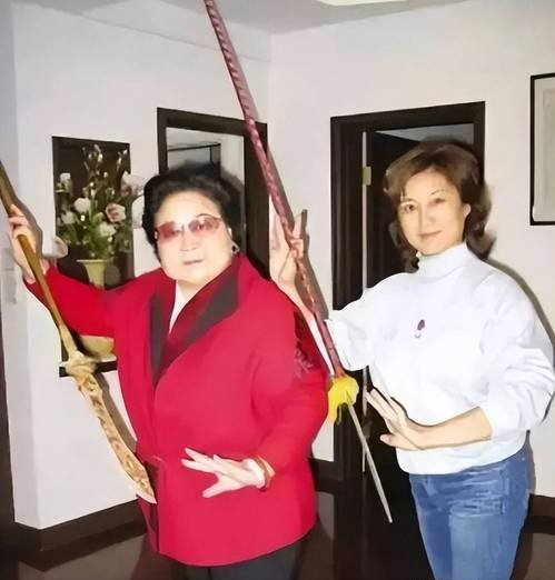 吃里爬外，永不回国？她带领30名演员选择留美，如今年过花甲归来