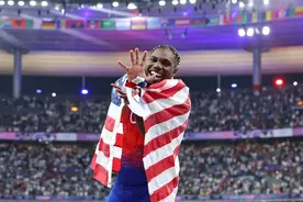 巴黎奥运会 100米金牌 获胜后莱尔斯展示 龟波造型图片