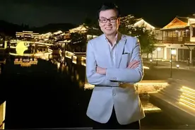 知名演员黄百鸣涉内幕交易案今日开庭，庭审结束微笑挥手离开图片