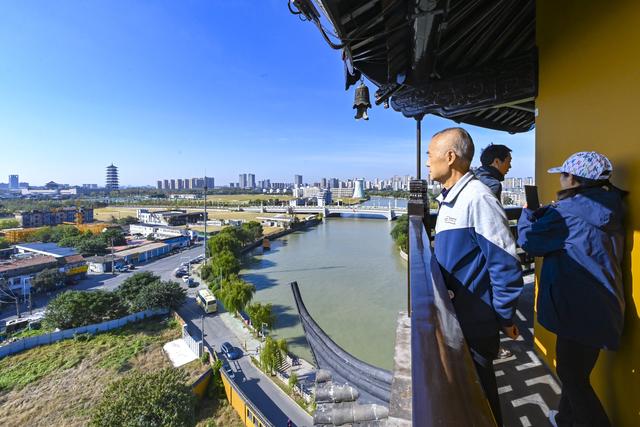秋爽登文峰 塔下聚宾朋