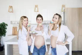 三胞胎妈妈的愤怒：怀孕时因全是女胎被逼流产，产后婆与夫后悔死图片