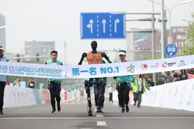 宇树机器人半马摔倒？宇树科技回应图片