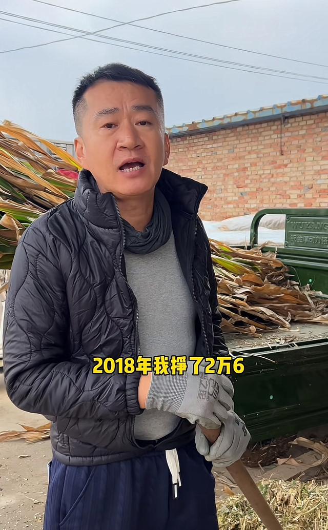 知名演员无戏可拍，回老家摆摊卖炒面，娶小18岁娇妻矛盾不断