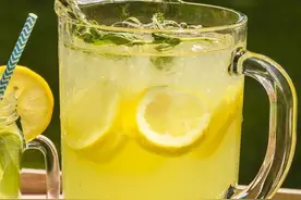 泡柠檬水，用开水还是冷水？都不对，教你正确做法，营养又好喝图片