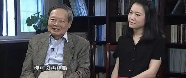 杨振宁葬礼，国旗盖遗体，离世前状态曝光，49岁的翁帆已再无遗憾