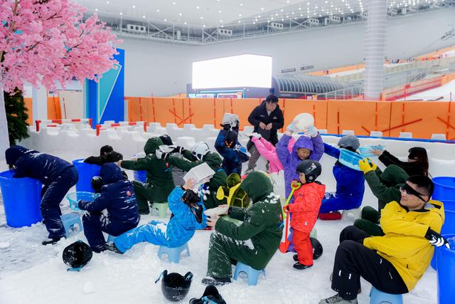 甘露山五一游：纸飞机音乐节、雪场coser…一天经历多个封神场面