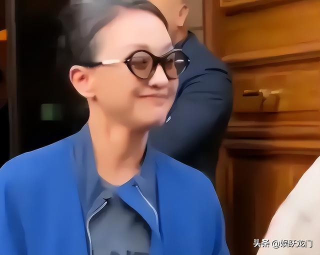 年过50岁的周迅一头白发，无儿无女成为了这辈子最大的遗憾！