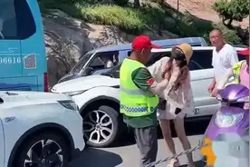 又见被打不还手！小仙女逆行撞车打人，事后逃逸！图片