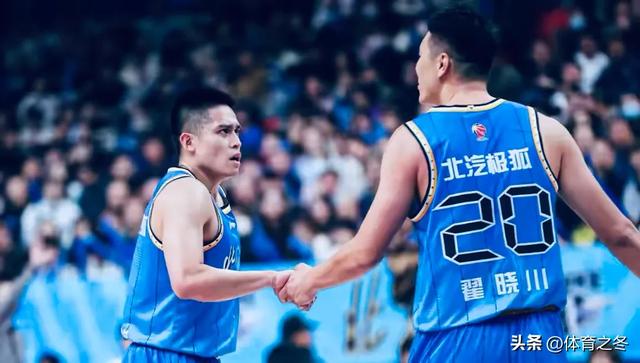 离谱！杨鸣怒喷裁判遭赶出场，威尔斯跟风领T，辽宁拱手送三连胜