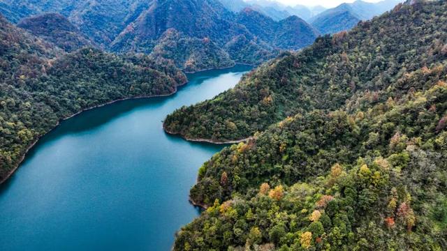 绥阳：层林尽染初冬色 湖水清澄映彩峦