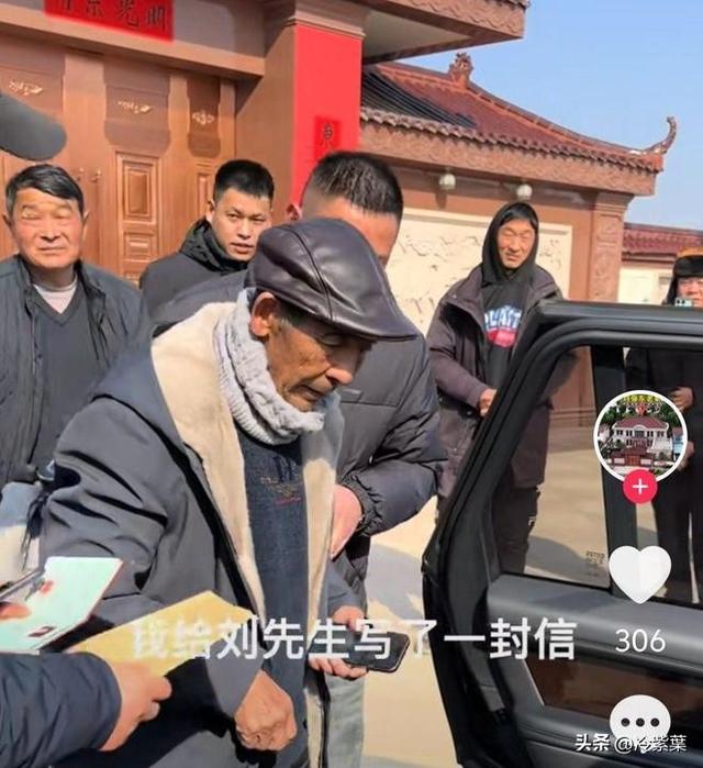 刘强东返乡发超万件年货	，令人恶心的事却发生，父亲被人围堵塞信