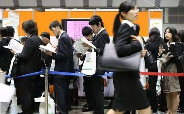 人少就不卷了？日本就业率飙升到 98%，代价是整个国家的未来？