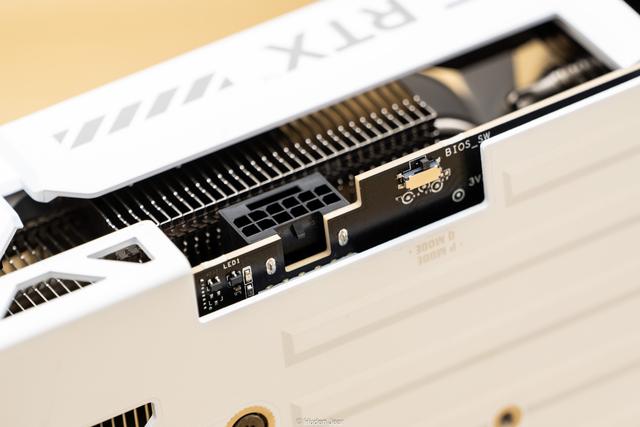 极地坚冰！华硕TUF RTX 5070Ti O16G白色游戏实测