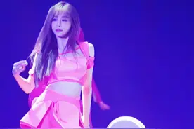 41岁王心凌“胸大惊人”当她跳椅子舞，网友：这谁hold的住啊！图片