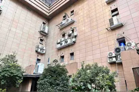 外墙脱落、空调外机超载、家具垃圾乱堆放…这几个小区隐患多图片