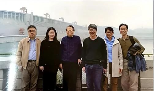 杨振宁身覆国旗，翁帆站首位，次子杨光宇露面，重量级好友也到场