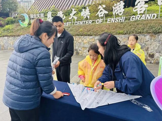品社饭、赏花神、放纸鸢：大峡谷清明踏青活动解锁土家春日新体验