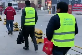 如果你觉得生活苦，就来看看凌晨的京东物流分拣中心图片