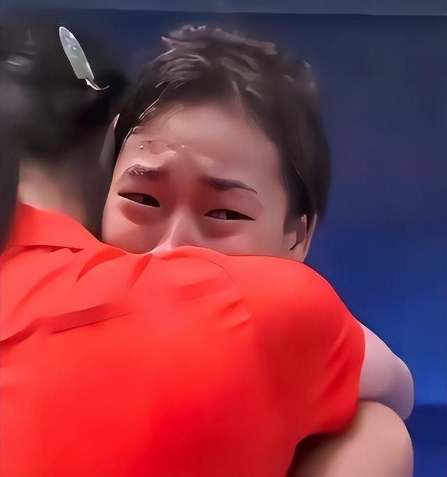 全红婵归队了！她变化真大	，身材高挑颜值抢眼，留了长发气场强大