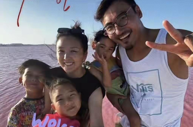 39岁何洁演唱会状态曝光	，肚子三层肉腋下勒出副乳，养4娃显疲惫