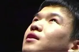 WTT仁川冠军赛，向鹏战胜雨果后，默默望向天空，神情坚定图片