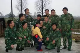 回顾：18岁女孩开学获35位“老爸”组团护送，网友：比电视剧感人图片